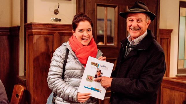 Bild: BR/Nadya Jakobs Katharina und Schattenhofer sind zufrieden mit dem neuen Artikel über den tierfreundlichen Landrat. Von links: Katharina Benninger (Carina Dengler) und Lorenz Schattenhofer (Werner Rom). Weiteres Bildmaterial finden Sie unter www.br-foto.de.