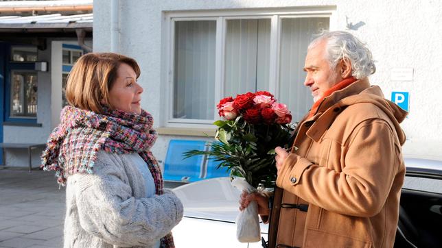 Bild: BR/Marco Orlando Pichler Rosi ist überrumpelt, als Karl sie bei ihrem unverbindlichen Treffen scheinbar mit roten Rosen überrascht. Von links: Rosi Kirchleitner (Brigitte Walbrun) und Karl (Hansa Czypionka). Weiteres Bildmaterial finden Sie unter www.br-foto.de.
