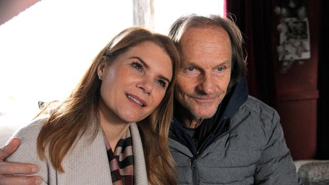 Bild: BR/Marco Orlando Pichler Sascha und Uschi hoffen, dass er bis zur Abreise wieder fit ist. Von links: Uschi Kirchleitner (Silke Popp) und Alexander "Sascha" Wagenbauer (Eisi Gulp). Weiteres Bildmaterial finden Sie unter www.br-foto.de.
