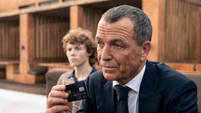 Bild: ARD Degeto/Sommerhaus Serien GmbH/Das Netz Gmbh/Stephan Rabold Jean Leco (Raymond Thiry) nimmt seinen Sohn Tonio (Jona Levin Nicolai, hinten) mit zu einer wichtigen Dienstreise.