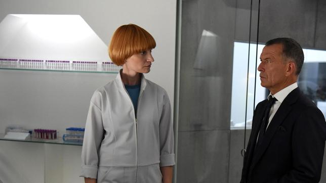 Bild: ARD Degeto/Servus TV/Hubert Mican Jean Leco (Raymond Thiry) spricht mit der Biochemikerin Edmunda (Agata Buzek)