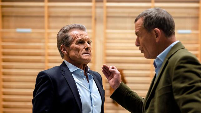 Bild: ARD Degeto/Sommerhaus Serien GmbH/Das Netz Gmbh/Stephan Rabold Leco (Raymond Thiry, re.) entlarvt seinen Geldgeber Casutt (Marek Wlodarczyk, li.) als Marionette.