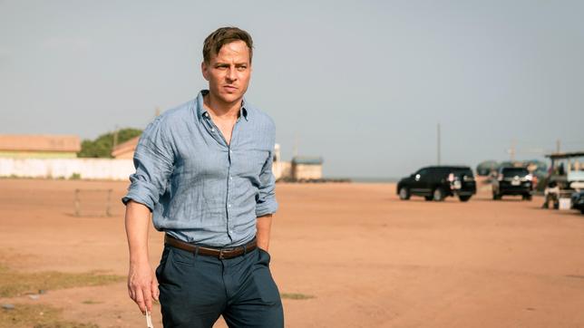 Bild: ARD Degeto/Sommerhaus Serien GmbH/Das Netz Gmbh/Stephan Rabold Richard (Tom Wlaschiha) fürchtet um seine Karriere - und sein Leben!