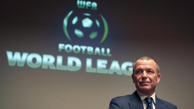 Weltverbandspräsident Jean Leco (Raymond Thiry) stellt seine Vision einer World League vor.