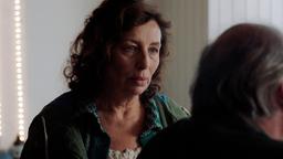 Kerstin (Teresa Harder) verteidigt Tarik wie eine Löwin, während ihr Mann Ayhan Karaman (Vedat Erincin) seinen Sohn verstoßen möchte.