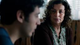 Kerstin (Teresa Harder) will ihrem Sohn Tarik (Mehmet Atesçi) helfen, den Kopf aus der Schlinge zu ziehen.
