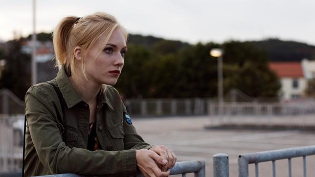 Bild: ARD Degeto/BR/WDR/NDR/23/5 Filmproduktion Niemand ahnt, dass Janine Grabowski (Elisa Schlott) vor einer schweren Entscheidung steht.