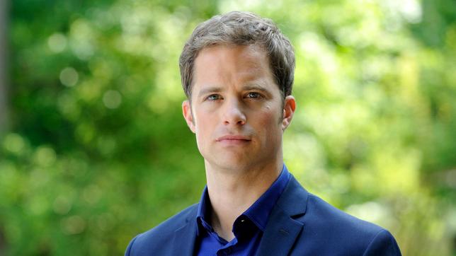 Bild: ARD/Hardy Spitz Dating Daisy: Roman Roth ist Dr. Alex Noll.