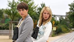 Dating Daisy: Carla (Leonie Brandis) und Daisy (Tina Amon Amonsen) beim Spionieren.