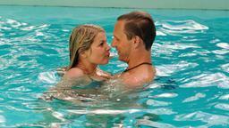 Dating Daisy: Daisy (Tina Amon Amonsen) und ihr attraktiver Nachbar Vincent (Mike Hoffmann) kommen sich im Pool näher.