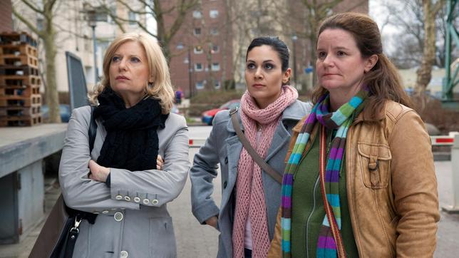 Isa von Brede (Sabine Postel, links), Yasmin (Sophie Dal, Mitte) und Gudrun (Katrin Pollitt, rechts) wollen den Filialleiter des Supermarktes zur Rede stellen.