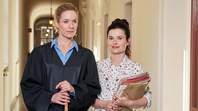 Bild: ARD/Reiner Bajo Anwältin Romy Heiland mti ihrer Assistentin Ada Holländer