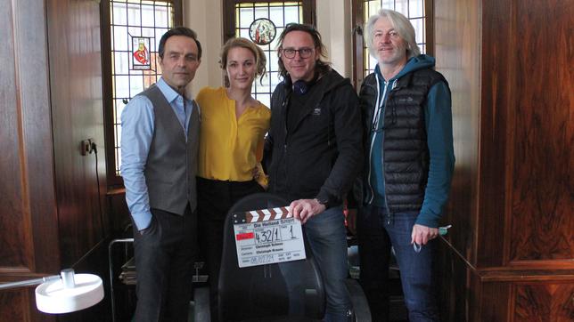 Bild: Sebastian Ganzert Fortsetzung der Dreharbeiten zu 13 neuen Folgen (v.l.n.r.): Aleksandar Jovanovic (Rolle Staatsanwalt Rudi Illić), Christina Athenstädt (Rolle Romy Heiland), Christoph Schnee (Regie) und Christoph Krauss (Kamera)