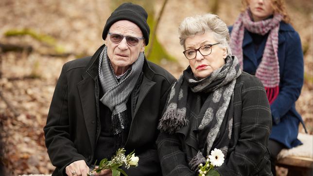 Karin Heiland (Peggy Lukac, r.) und Paul Heiland (Rüdiger Kuhlbrodt, l.) bei der Beerdigung von Bens Bruder Felix.