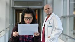 Ada (Anna Fischer) gelingt es unbemerkt von Stationsarzt Dr. Kramer (Alexander Radszun) an geheime Informationen zu gelangen.
