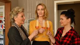 Ada Holländer (Anna Fischer) feiert ihren ersten Ausbildungstag mit ihrer Chefin Romy Heiland (Christina Athenstädt) und deren Mutter Karin Heiland (Peggy Lukac).