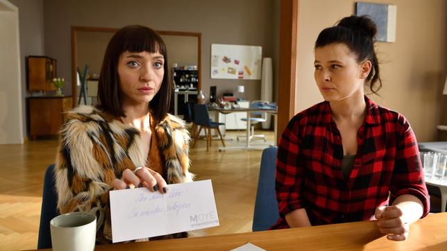 Bild: ARD/Hardy Spitz Ada Holländer (Anna Fischer) weiß nicht, ob sie der Französin Chloé Mura (Olivia Gräser) glauben soll, die angeblich eine anonyme Nachricht erhalten hat.