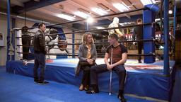 Adas Bruder Ringo Holländer (Tim Kalkhof) hat Romy Heiland (Christina Athenstädt) zu dem vor kurzem erblindeten Boxer Viktor Klimov (Oskar Bökelmann) in die Boxhalle begleitet.