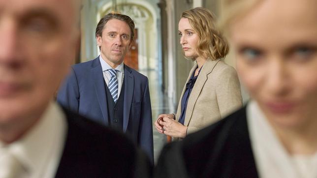 Ben Ritter (Peter Fieseler) vertritt Romy Heiland (Christina Athenstädt) bei einem Geldwäsche-Vorwurf, der von Oberstaatsanwalt Dr. Tümmler (Bernhard Schir, vorne) und Staatsanwältin Veronica Strauss (Anne Müller, vorne) erhoben wird.