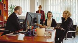 Bestattungsunternehmer Helmut Reuter (Hanns Jörg Krumpholz) und seine Tochter Luca (Lisa Hrdina) müssen sich zu Vorwürfen von Erbschleicherei verhalten; sie suchen Hilfe bei Romy Heiland (Christina Athenstädt) und Tilly Vogel (Sina Reiß).