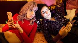 Das junge Model Miley Förster (Emilia Eidt) und ihre Freundin Ebru Kalpak (Aylin Öcal) befürchten, dass ihnen der Sieg im Model-Contest nachträglich aberkannt wird.