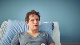 Der SEK-Auszubildenden Mike Neidhard (Sebastian Kaufmane) liegt im Krankenhaus, Romys Klient hat ihn angefahren.