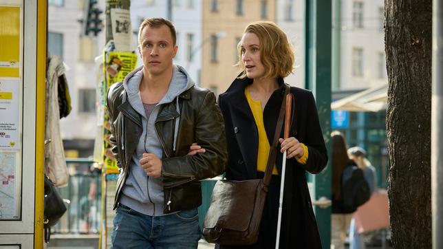 Bild: ARD/Rudolf Wernicke Die blinde Anwältin Romy Heiland (Christina Athenstädt) lässt sich in ihrem aktuellen Fall von Ringo Holländer (Tim Kalkhof) assistieren.