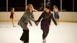 Die blinde Anwältin Romy Heiland (Christina Athenstädt) und ihre Assistentin Ada (Anna Fischer) haben mittlerweile auch in ihrer Freizeit zusammen Spaß - hier beim Eislaufen.