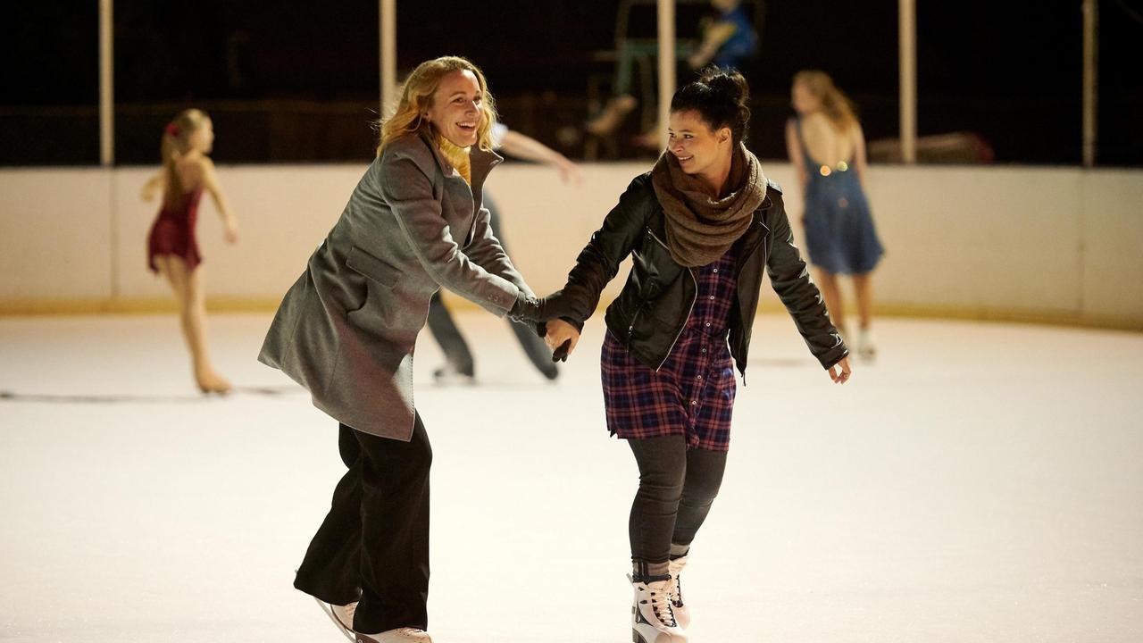 Die blinde Anwältin Romy Heiland (Christina Athenstädt) und ihre Assistentin Ada (Anna Fischer) haben mittlerweile auch in ihrer Freizeit zusammen Spaß - hier beim Eislaufen.