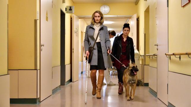Bild: ARD/Hardy Spitz Die blinde Anwältin Romy Heiland (Christina Athenstädt) und ihre Assistentin Ada Holländer (Anna Fischer) müssen zu ungewöhnlichen Mitteln greifen: sie schmuggeln den Svenja Benders ehemaligen Diensthund Dexter ins Krankenhaus.