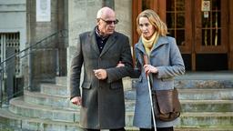 Die blinde Anwältin Romy Heiland (Christina Athenstädt) wird von ihrem Vater Paul Heiland (Rüdiger Kuhlbrodt) in einem Fall unterstützt.