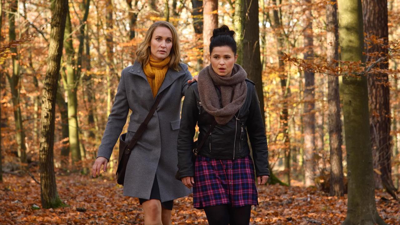 Die blinde Anwältin Romy (Christina Athenstädt) und ihre Assistentin Ada (Anna Fischer) suchen ihren neuen Mandanten im Wald auf.