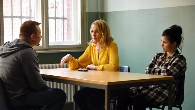 Bild: ARD/Hardy Spitz Die blinde Rechtsanwältin Romy Heiland (Christina Athenstädt) erklärt ihrem Mandanten Raik Hellmich (Marko Dyrlich) im Beisein ihrer Assistentin Ada Holländer (Anna Fischer), die nächsten Schritte in der Wiederaufnahme seines Verfahrens wegen vermeintlichen Totschlags.