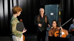 Die Cellistin Kate Chang (Kotti Yun) genießt ihre Rolle als neue Favoritin des Dirigenten Justus van Heyden (Bernhard Schütz), vor ihrer Konkurrentin Judith Lange (Sarah Bauerett).