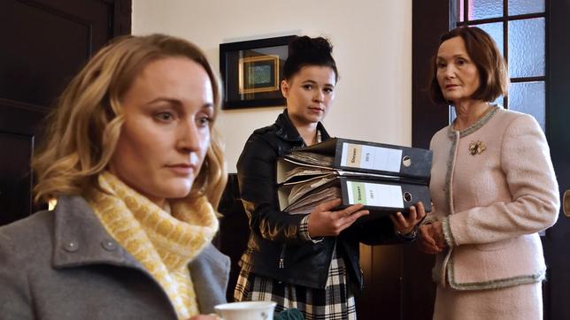 Bild: ARD/Hardy Spitz Die Diplomatenwitwe Heidrun Kasimir (Barbara Schnitzler) muss umfangreiche Unterlagen an die Anwältin Romy Heiland (Christina Athenstädt) und deren Assistentin Ada Holländer (Anna Fischer) übergeben, um ihre Unschuld zu beweisen.