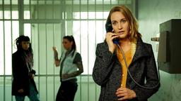 Im Gefängnis setzt Romy Heiland (Christina Athenstädt) alles daran, herauszufinden, wer ein Interesse an ihrer Verhaftung haben könnte (mit Komparsinnen, h.).