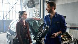 In der Autowerkstatt stellt Ada Holländer (Anna Fischer) ihren Ex-Freund André Schulz (Aleksandar Tesla) zur Rede.