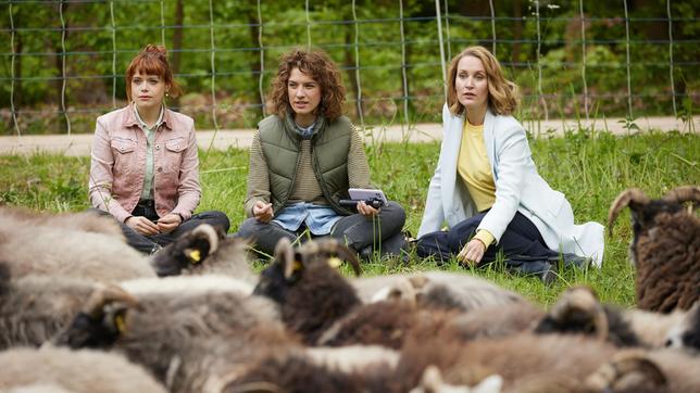 Bild: ARD/Rudolf Wernicke Nach einem Giftanschlag auf die Schafe befragen Romy Heiland (Christina Athenstädt) und Tilly Vogel (Sina Reiß) die Auszubildende des Stadtschäfers, Sina Behring (Louise Debatin), nach möglichen Hintergründen.