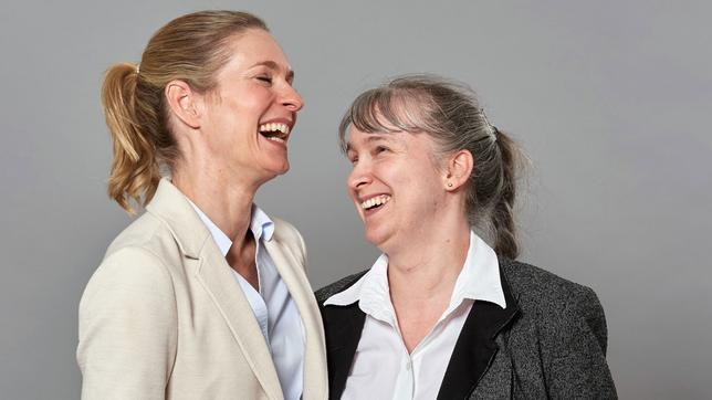 Lisa Martinek spielt die Hauptrolle der blinden Anwältin Romy Heiland. Die neue Serie ist durch ein reales Vorbild inspiriert: die Berliner Anwältin Pamela Pabst (r.), Deutschlands erste blinde Strafverteidigerin.