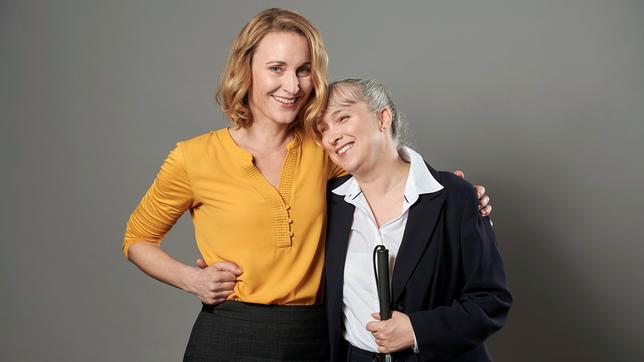 Christina Athenstädt (l.) mit der blinden Strafverteidigerin Pamela Pabst (r.), von deren Geschichte die Serie inspiriert wurde.