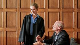 Paul Heiland (Rüdiger Kuhlbrodt) spendet seiner Tochter Romy Heiland (Lisa Martinek) bei der Gerichtsverhandlung moralischen Beistand.