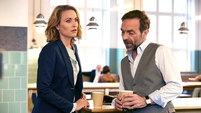 Bild: ARD/Rudolf Wernicke Rechtsanwältin Romy Heiland (Christina Athenstädt) und Staatsanwalt Rudi Illić (Aleksandar Jovanovic) schenken sich nichts, wenn sie Gegner in einem Fall sind.