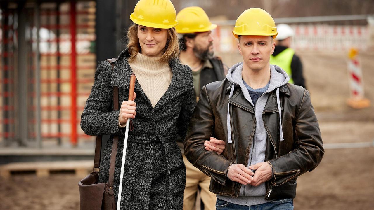 Romy Heiland (Christina Athenstädt), deren Mandant Diebstahl auf einer Großbaustelle vorgeworfen wird, will sich zusammen mit Ringo Holländer (Tim Kalkhof) selbst einen Eindruck vom Tatort verschaffen.