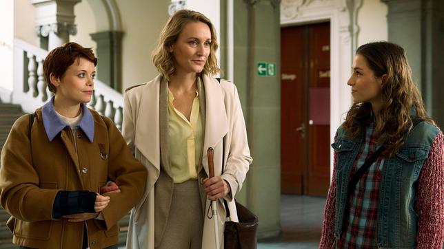 Romy Heiland (Christina Athenstädt) erläutert im Beisein von Tilly Vogel (Sina Reiß) ihrer Mandantin Siri Töller (Lea-Marie Pohl) ihre Optionen hinsichtlich des unterstellten Vorwurfs des illegalen Welpenhandels.