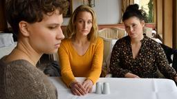 Romy Heiland (Christina Athenstädt) und Ada Holländer (Anna Fischer) versuchen herauszufinden, was Jette Westfal (Luna Jordan), die Nichte ihres Mandanten, über den Streit um das familieneigene Hotel weiß.