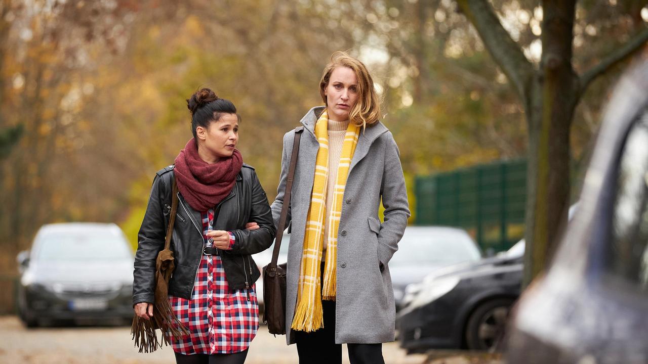 Romy Heiland (Christina Athenstädt) und ihre Assistentin Ada Holländer (Anna Fischer) auf dem Weg zu einem Außentermin.