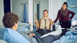 Romy Heiland (Lisa Martinek) und ihre Assistentin Ada Holländer (Anna Fischer) befragen den verletzten SEK-Auszubildenden Mike Neidhard (Sebastian Kaufmane) im Krankenhaus