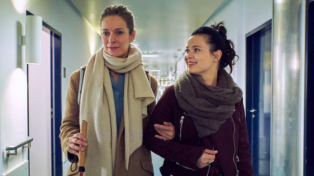 Bild: ARD/Gordon Muehle Romy Heiland (Lisa Martinek) und ihre Assistentin Ada Holländer (Anna Fischer) suchen im Krankenhaus nach Hinweisen für Ihren Fall.