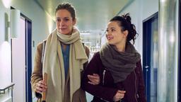 Romy Heiland (Lisa Martinek) und ihre Assistentin Ada Holländer (Anna Fischer) suchen im Krankenhaus nach Hinweisen für Ihren Fall.