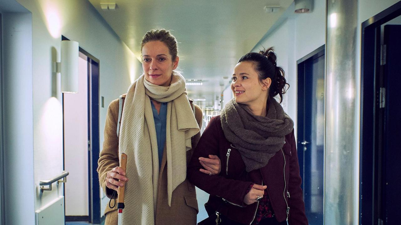 Romy Heiland (Lisa Martinek) und ihre Assistentin Ada Holländer (Anna Fischer) suchen im Krankenhaus nach Hinweisen für Ihren Fall.